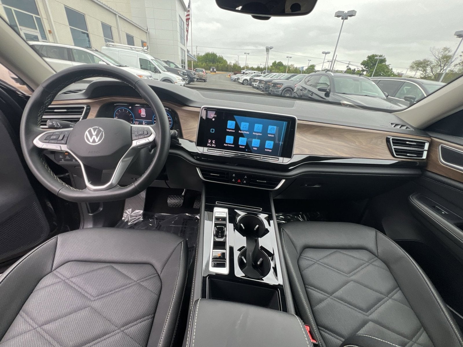 2025 Volkswagen Atlas 2.0T SE w/Technology