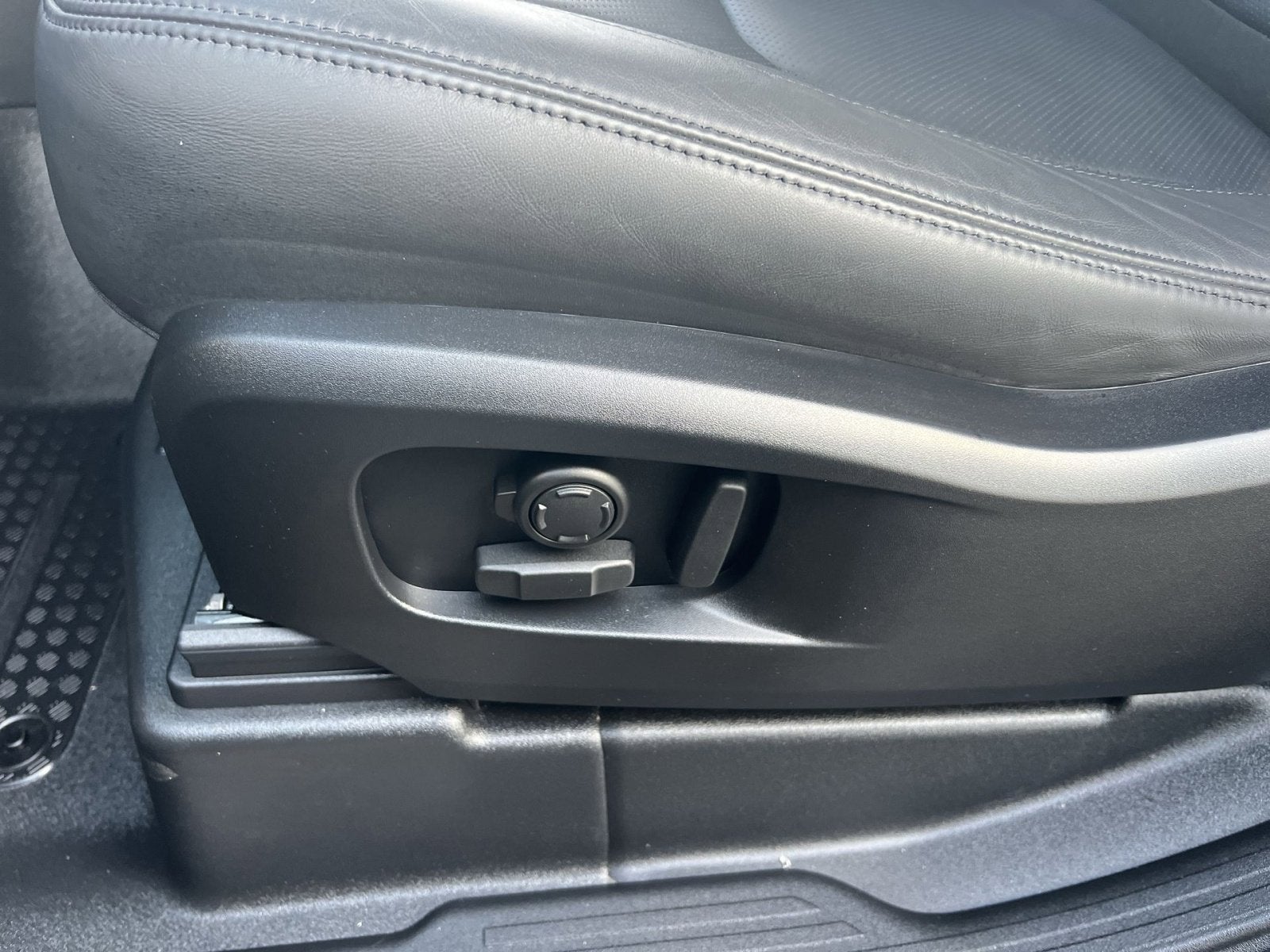 2023 Land Rover Defender 90 V8