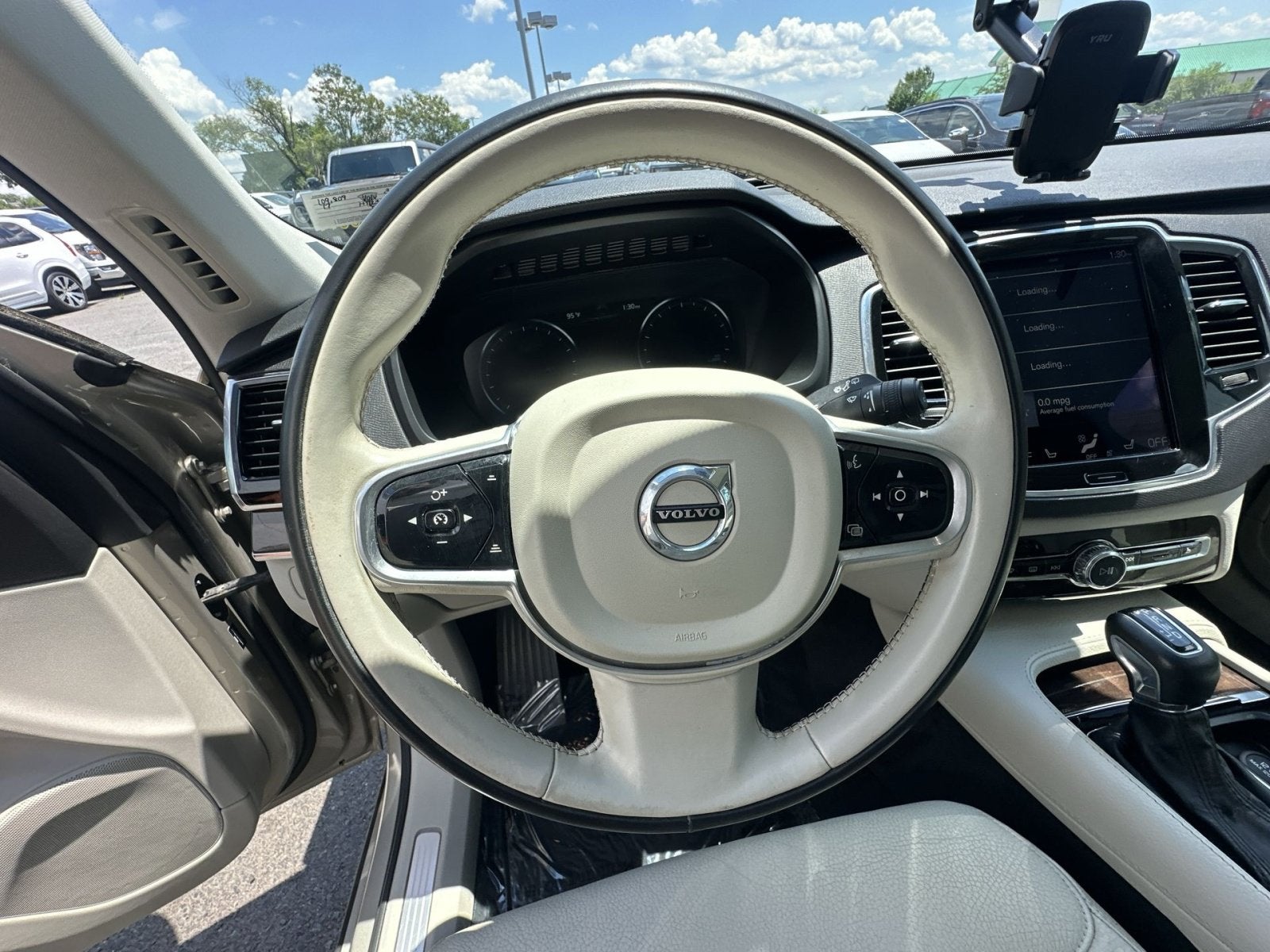 2017 Volvo XC90 T6 Momentum
