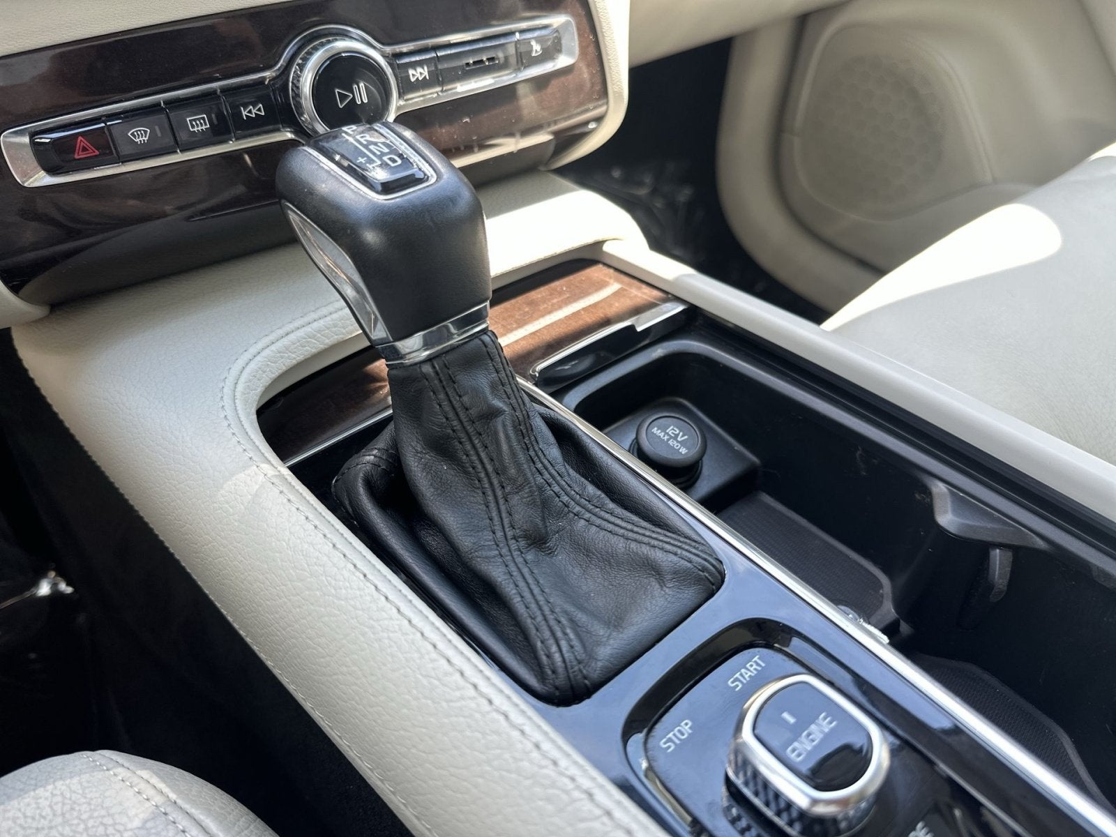 2017 Volvo XC90 T6 Momentum