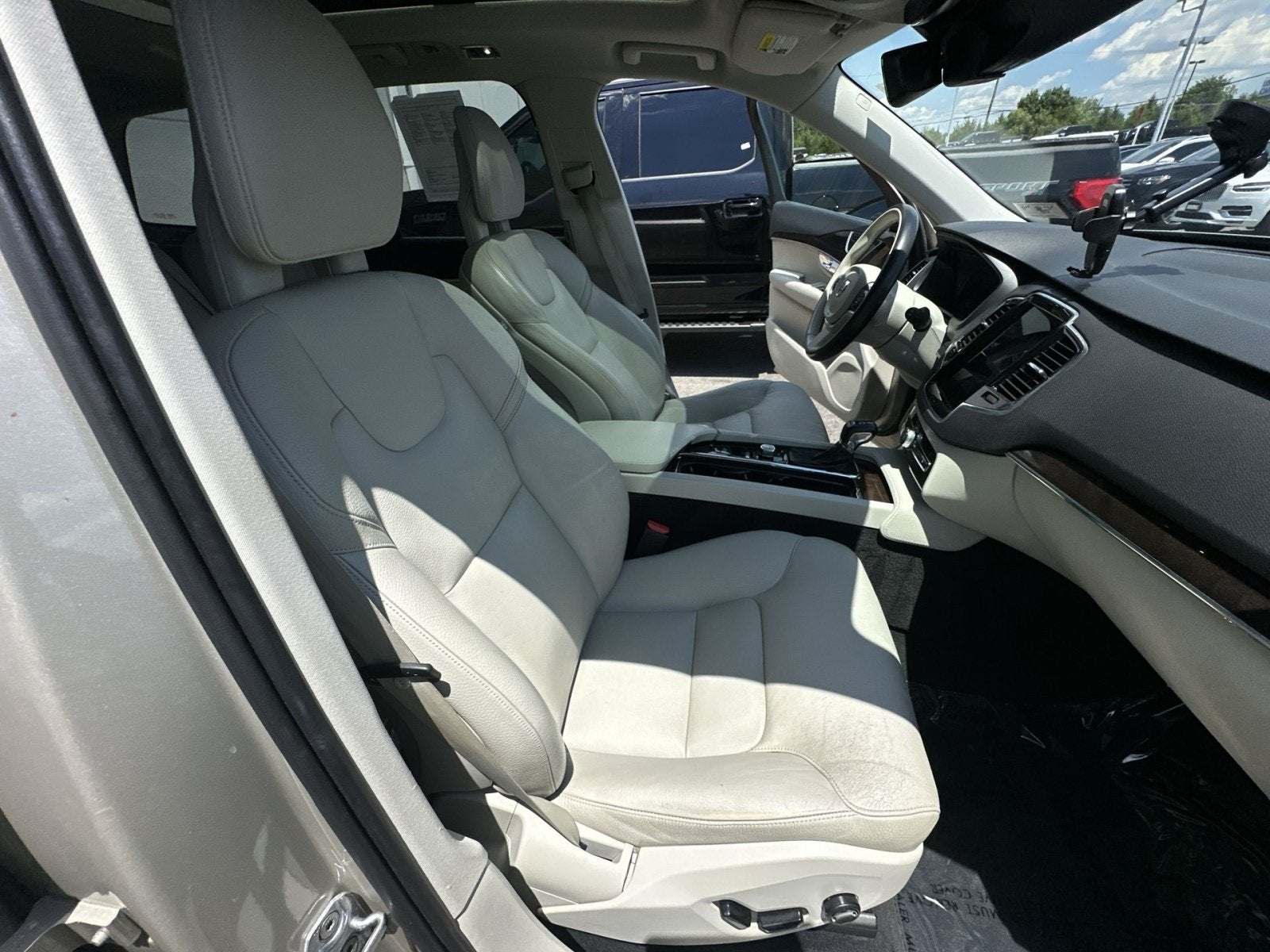 2017 Volvo XC90 T6 Momentum