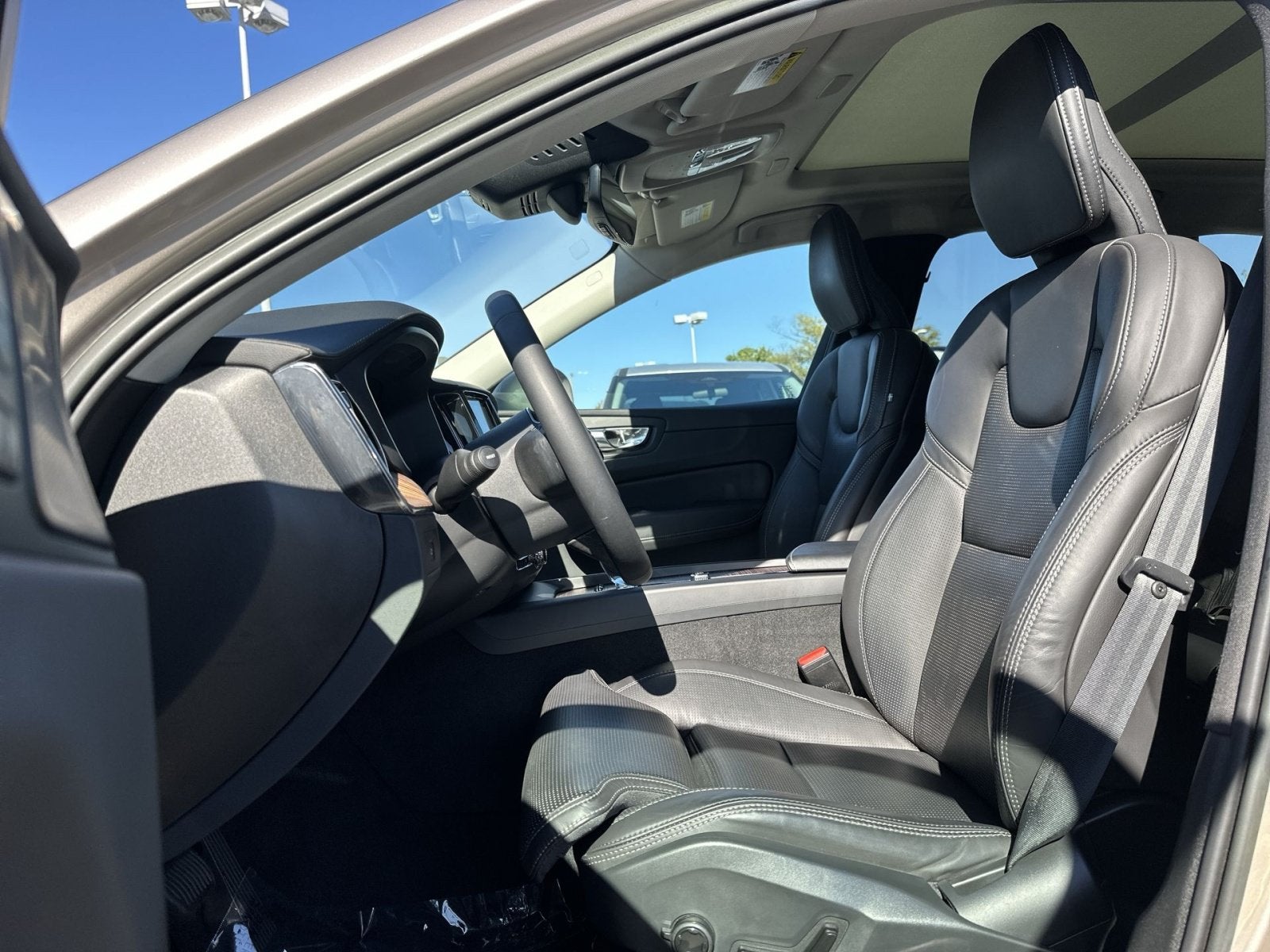 2023 Volvo XC60 B5 Ultimate Bright Theme