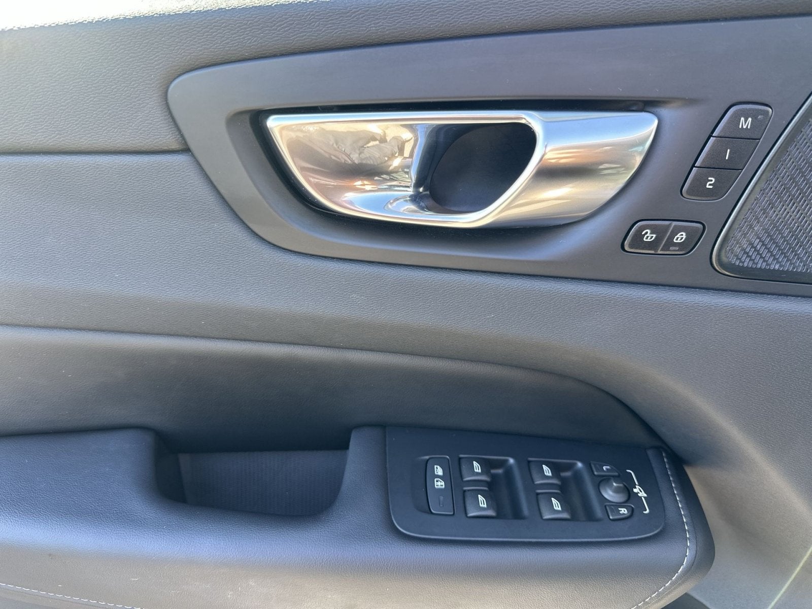 2023 Volvo XC60 B5 Ultimate Bright Theme