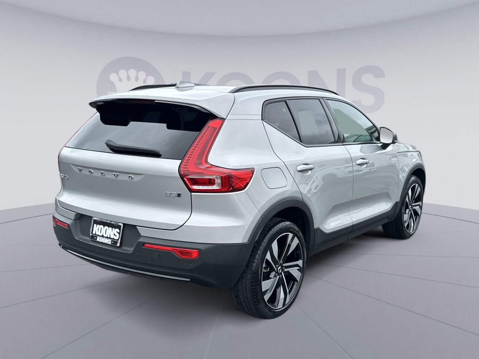 2023 Volvo XC40 B5 Plus Dark Theme