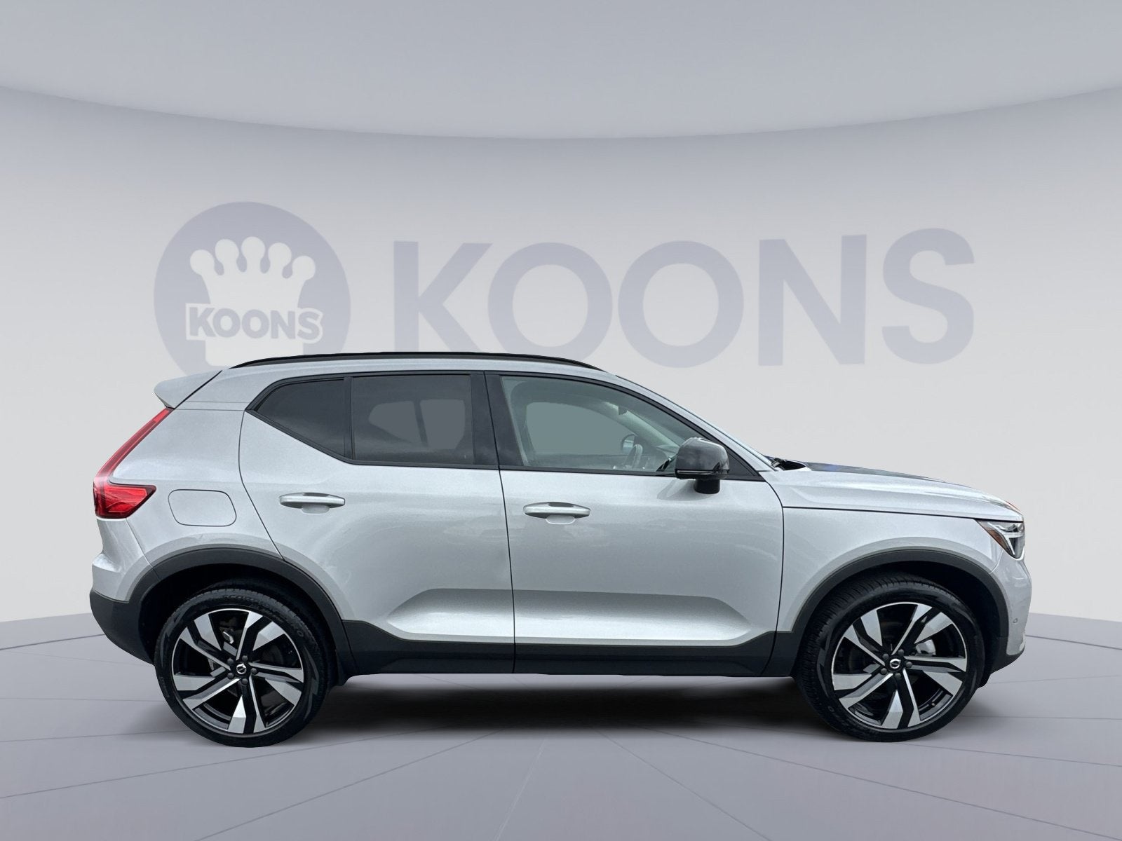 2023 Volvo XC40 B5 Plus Dark Theme