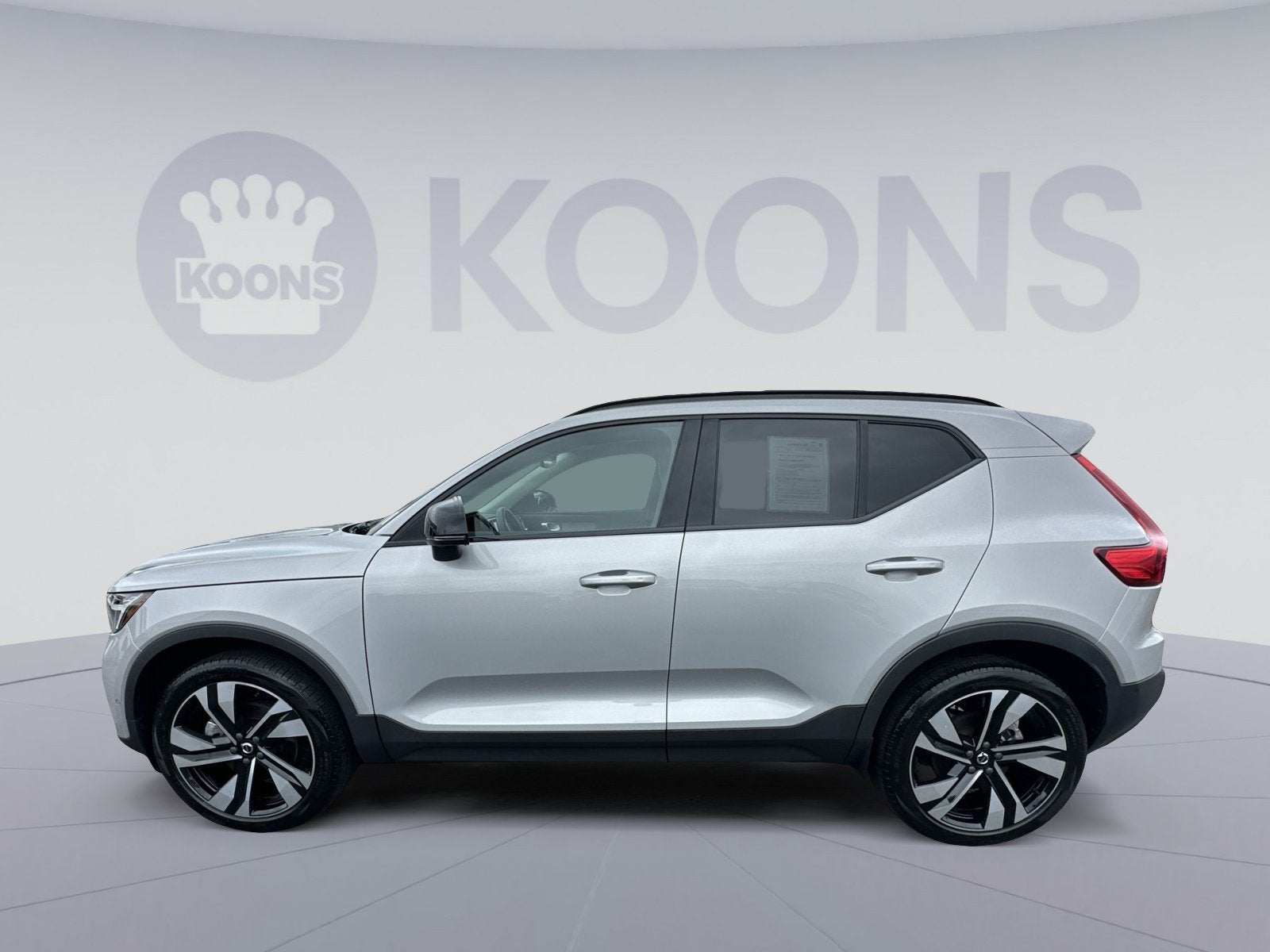 2023 Volvo XC40 B5 Plus Dark Theme