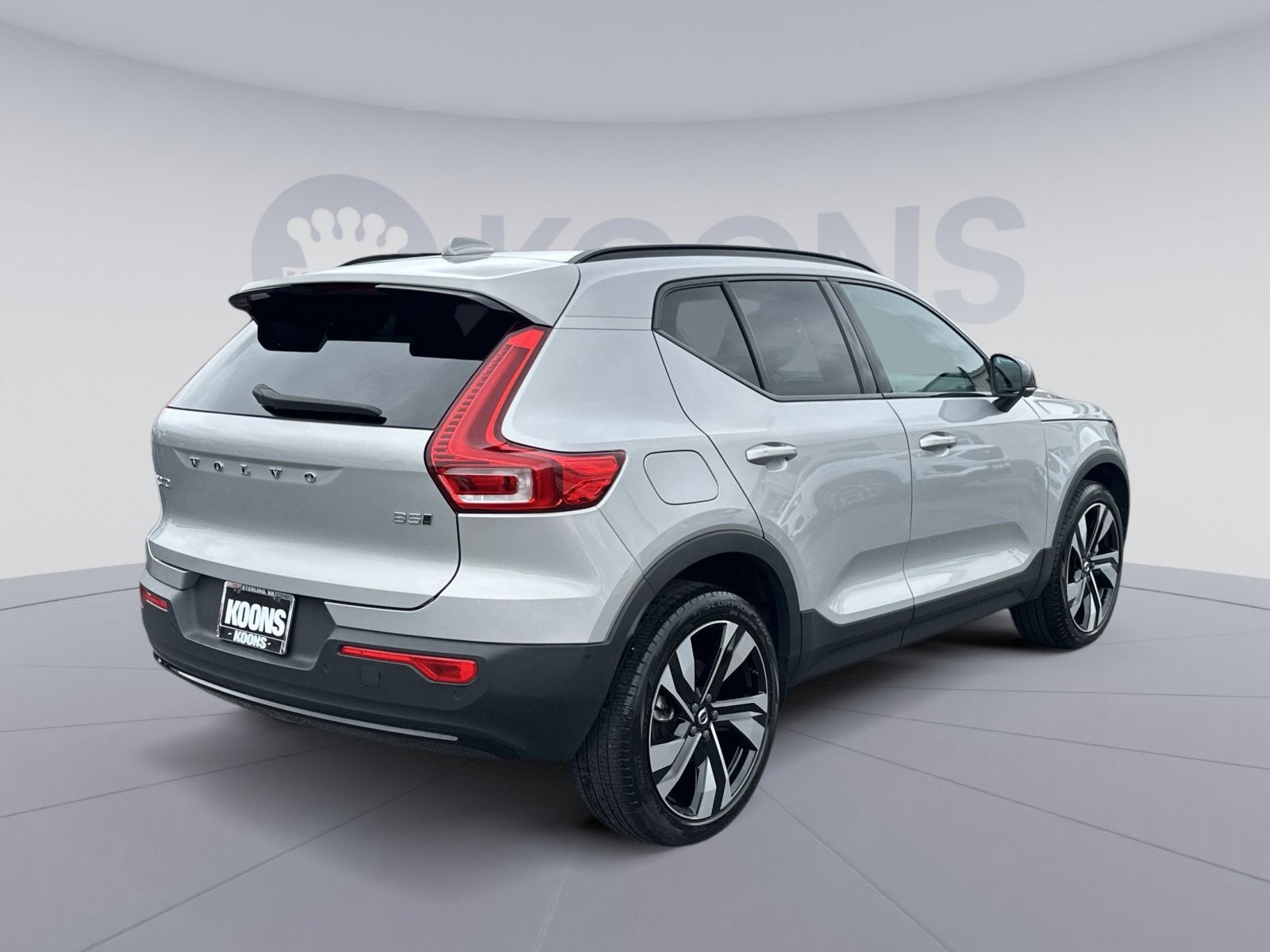2023 Volvo XC40 B5 Plus Dark Theme