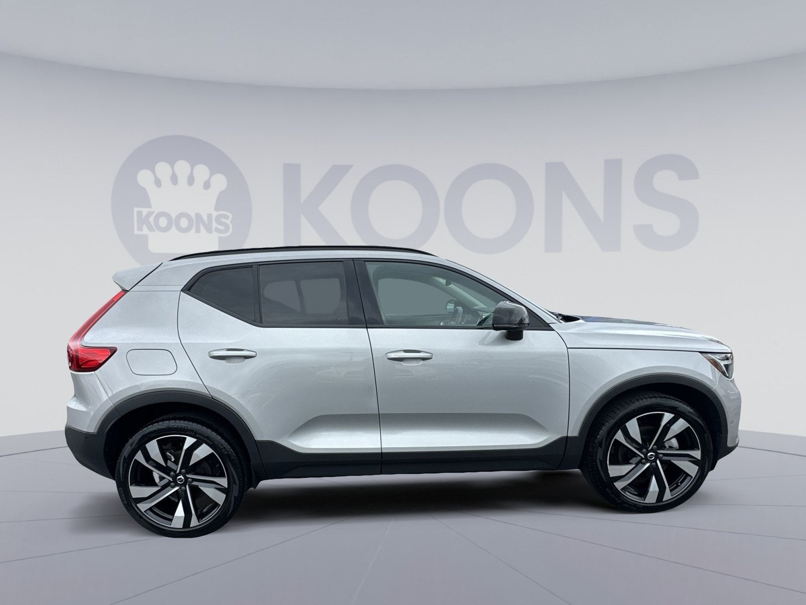 2023 Volvo XC40 B5 Plus Dark Theme