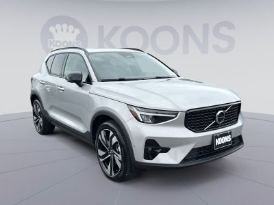 2023 Volvo XC40 B5 Plus Dark Theme