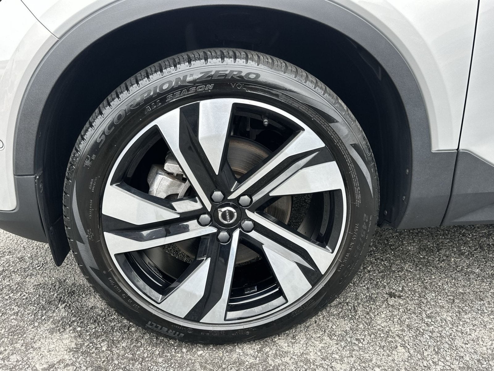 2023 Volvo XC40 B5 Plus Dark Theme