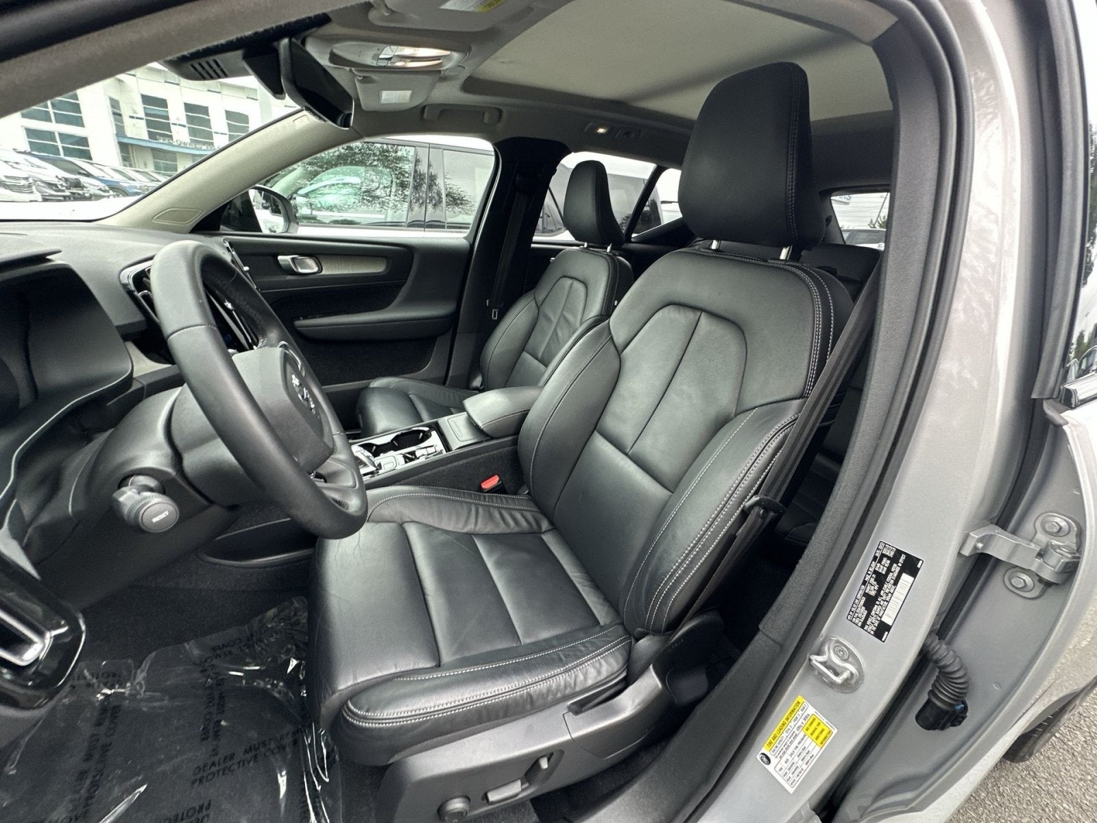 2023 Volvo XC40 B5 Plus Dark Theme