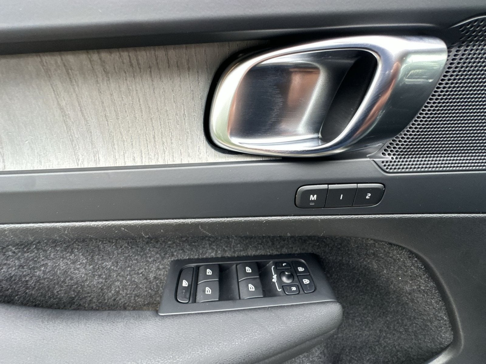 2023 Volvo XC40 B5 Plus Dark Theme