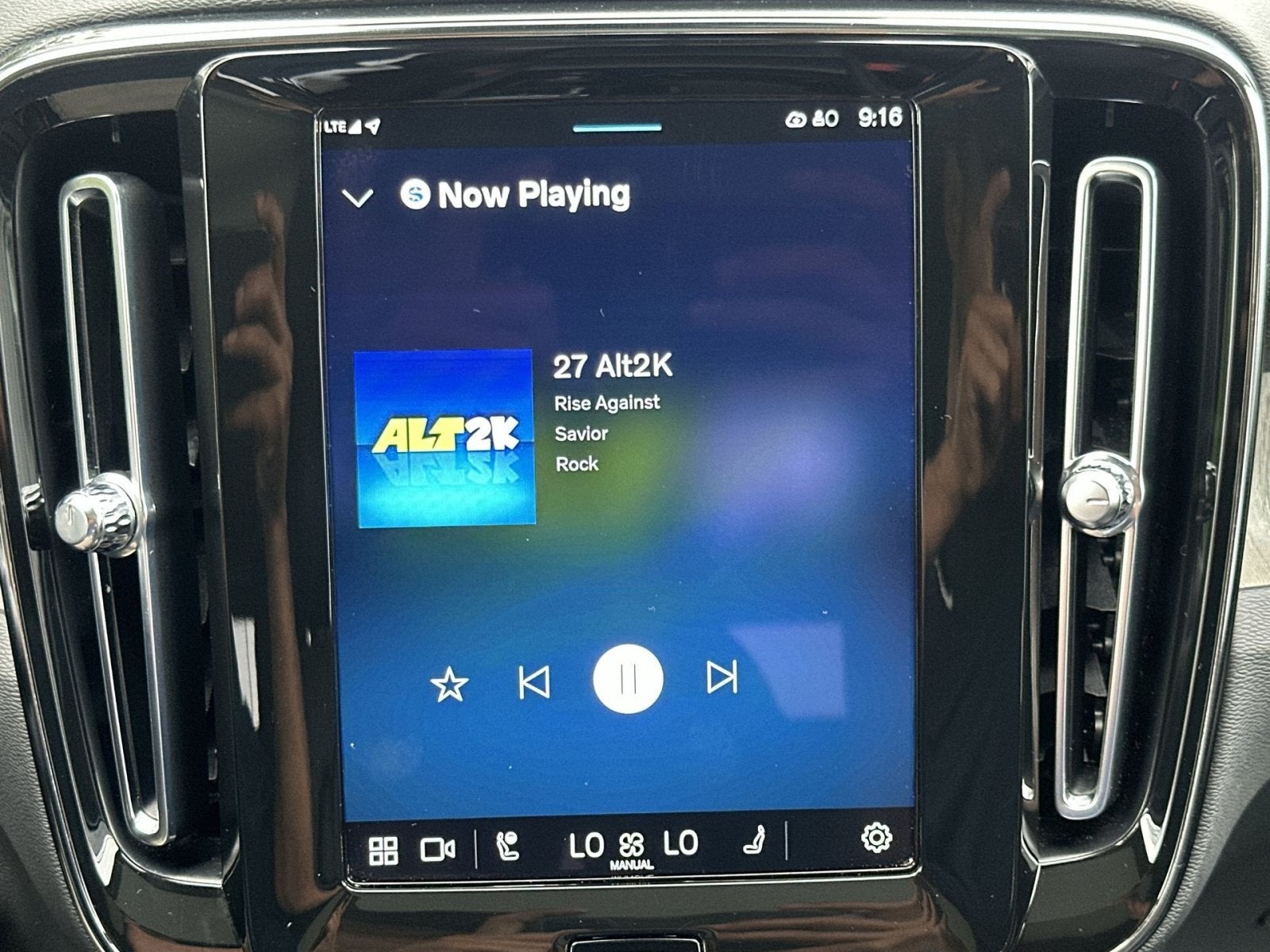 2023 Volvo XC40 B5 Plus Dark Theme