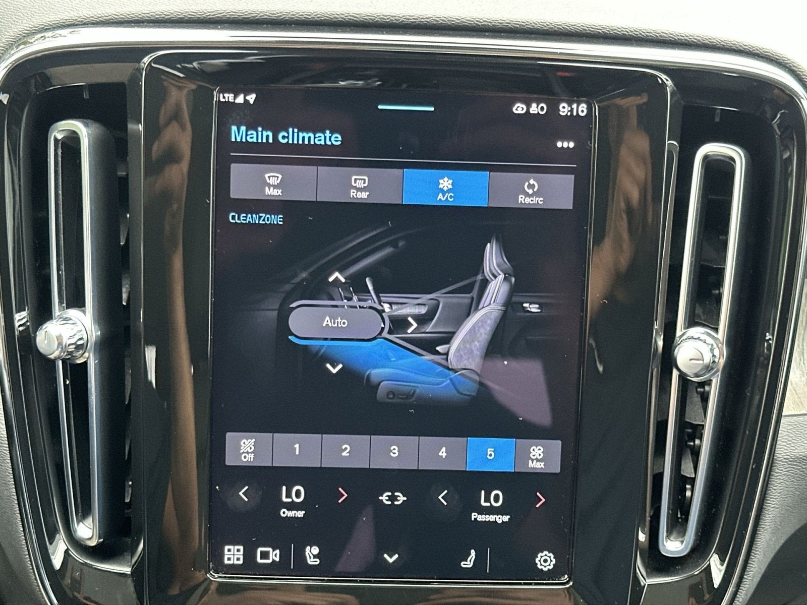 2023 Volvo XC40 B5 Plus Dark Theme