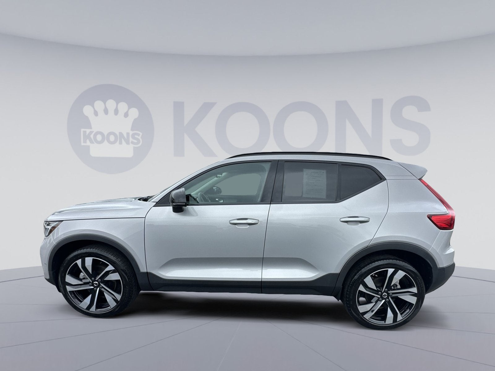 2023 Volvo XC40 B5 Plus Dark Theme