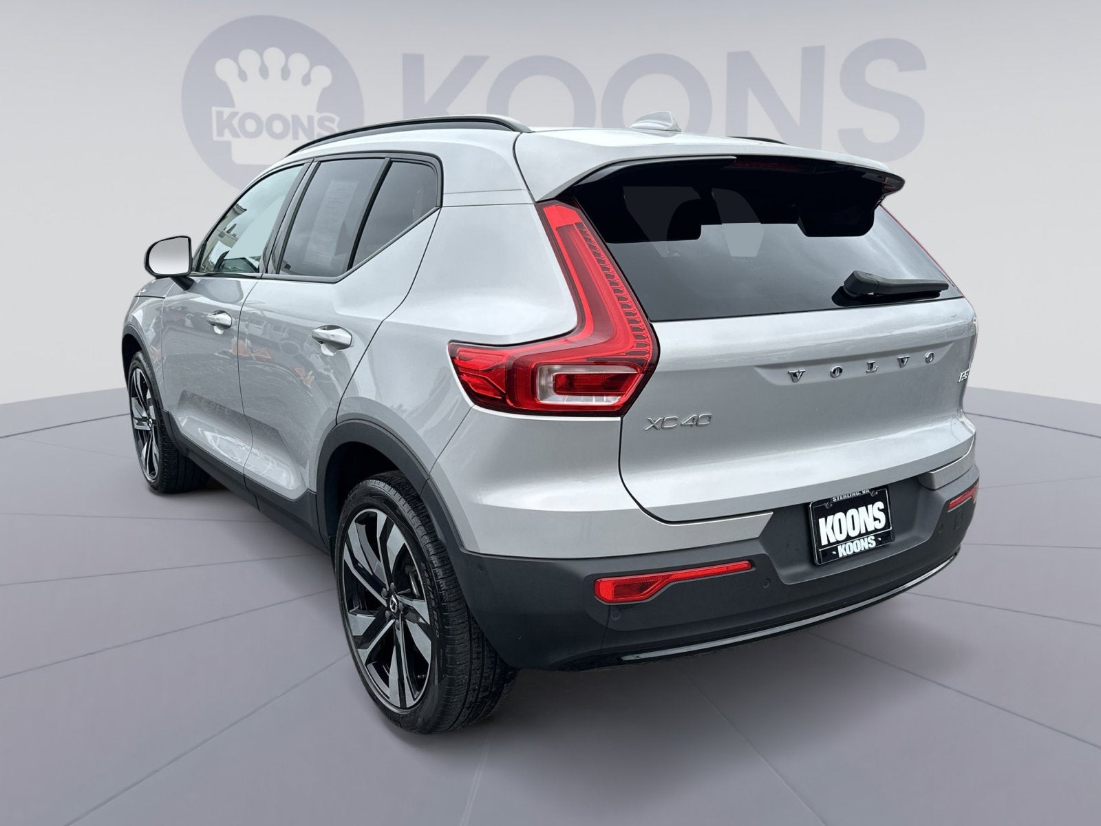 2023 Volvo XC40 B5 Plus Dark Theme