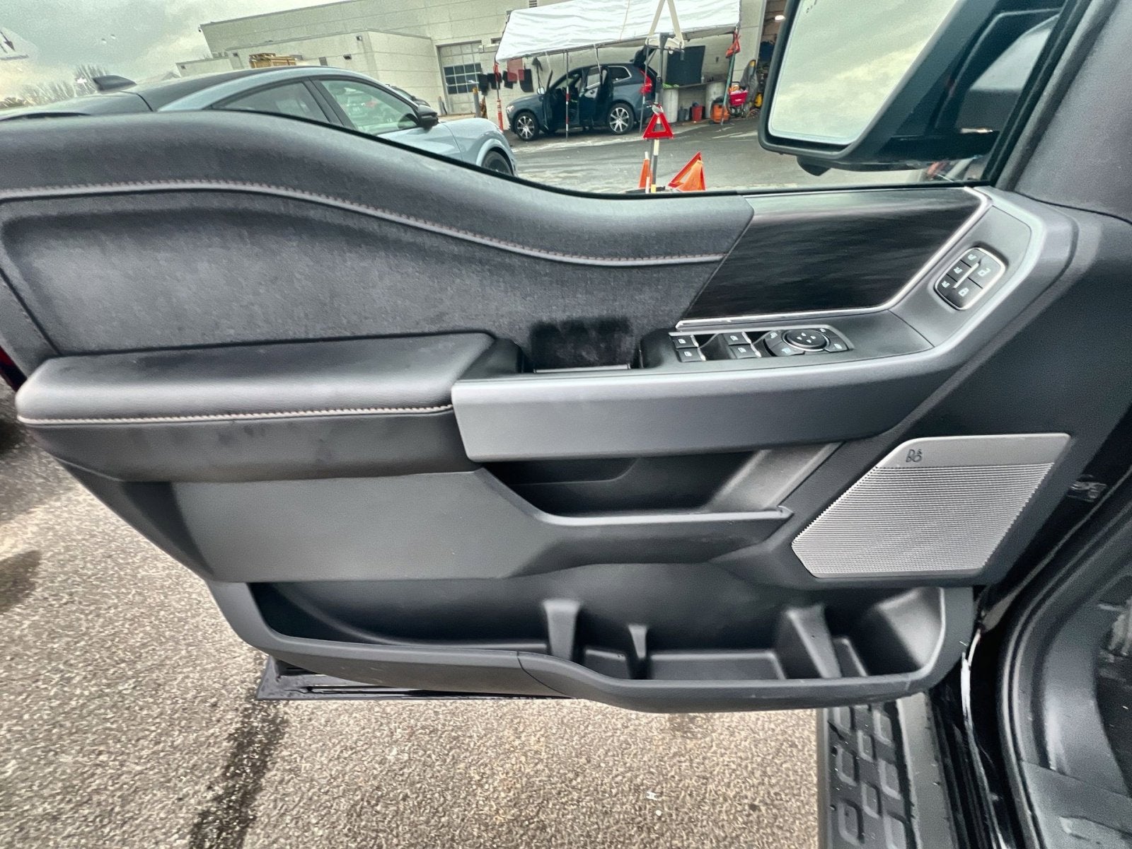 2025 Ford F-150 Lightning Lariat®